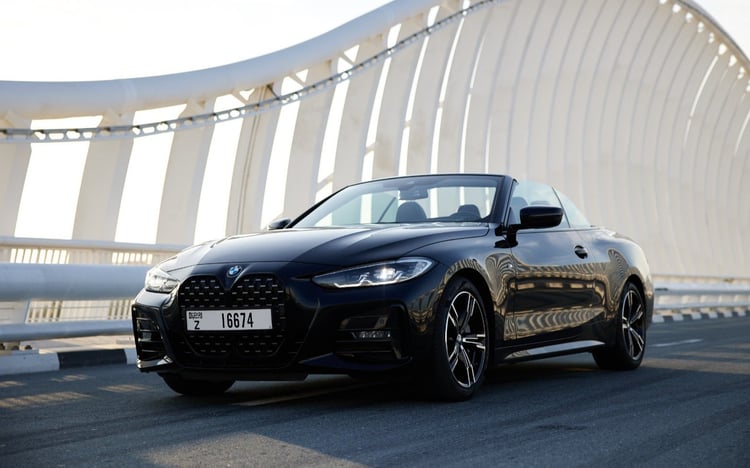 Schwarz BMW 430i cabrio zur Miete in Abu-Dhabi