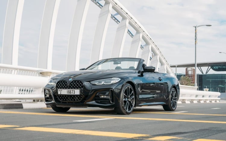 Schwarz BMW 430i cabrio zur Miete in Dubai