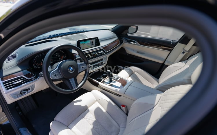 أسود BMW 730Li للإيجار في الشارقة 3