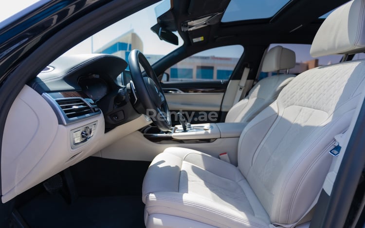 Negro BMW 730Li en alquiler en Abu-Dhabi 4