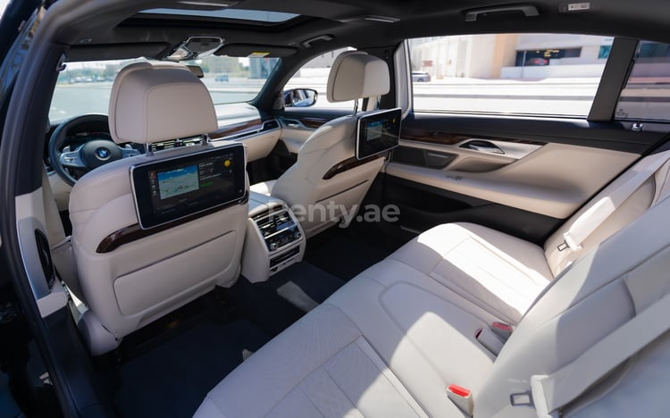 أسود BMW 730Li للإيجار في دبي 5