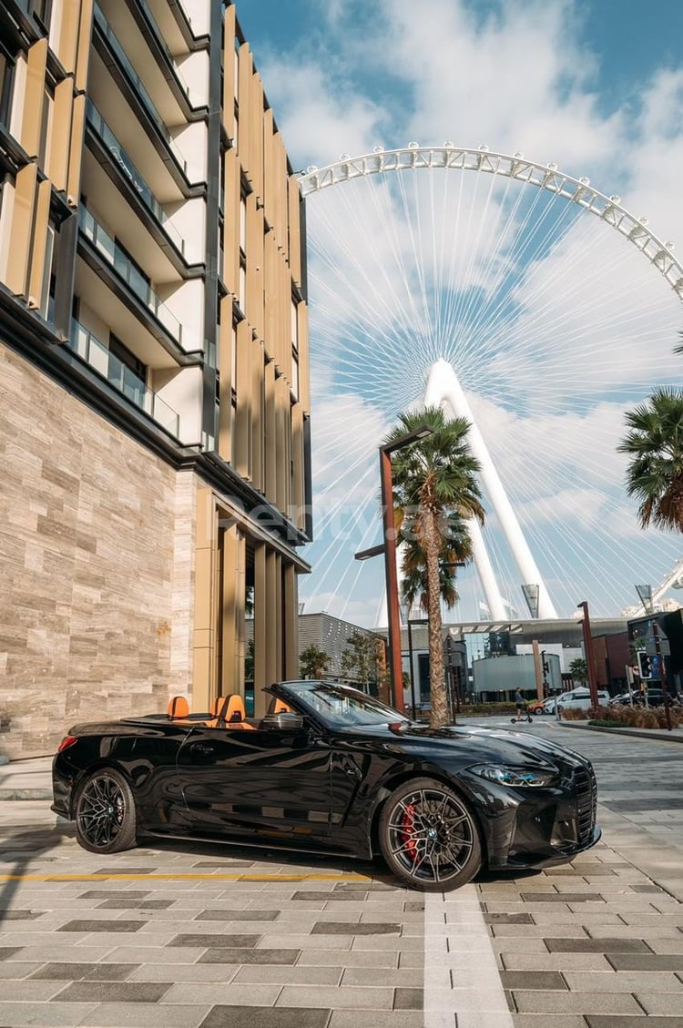 Noir BMW 4M Sport Competition cabrio en location à Dubai 8