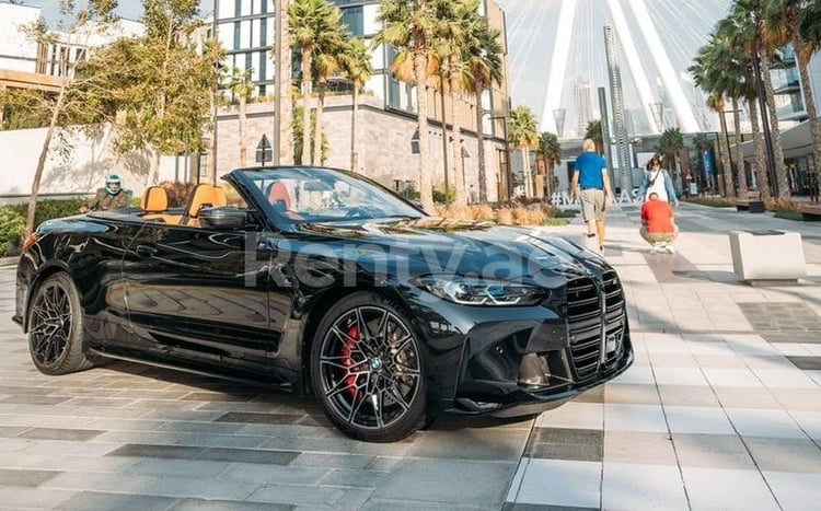 Noir BMW 4M Sport Competition cabrio en location à Sharjah