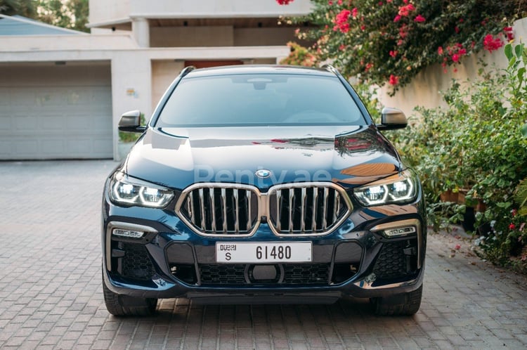 Schwarz BMW X6 M50 zur Miete in Abu-Dhabi 0