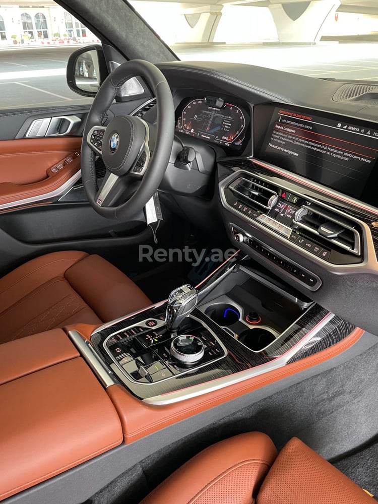 Nero BMW X7 M50i in affitto a Abu-Dhabi 5