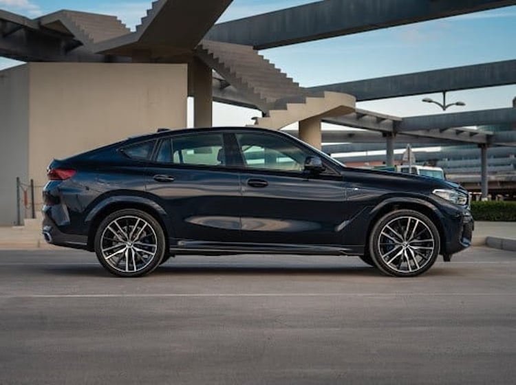 أزرق غامق BMW X6 M-kit للإيجار في دبي 1