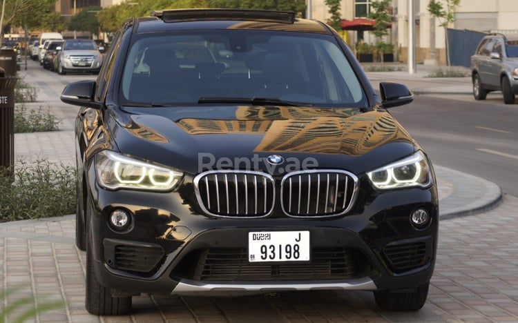 Schwarz BMW X1 zur Miete in Abu-Dhabi