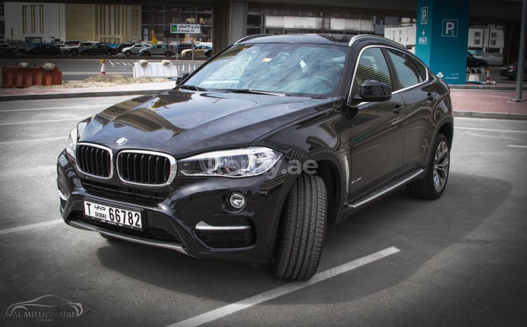 Noir BMW X6 en location à Abu-Dhabi 0