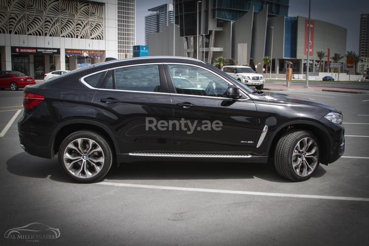 أسود BMW X6 للإيجار في الشارقة 2