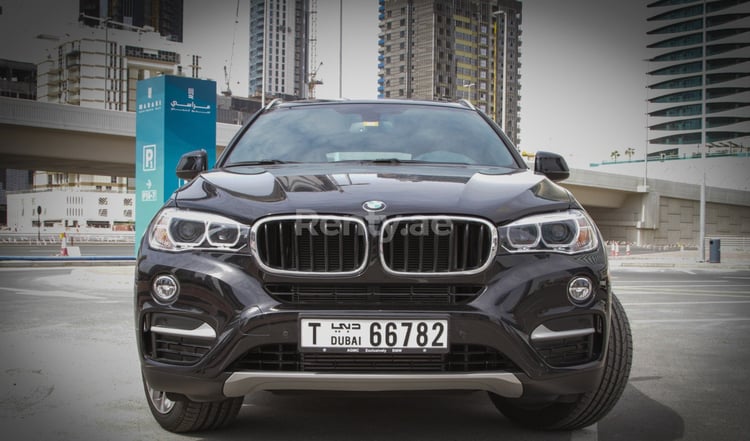 Noir BMW X6 en location à Abu-Dhabi