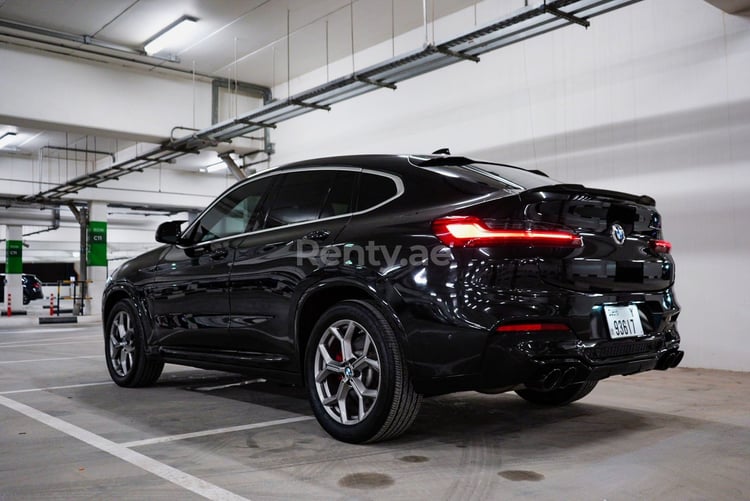 أسود 2020 BMW X4 with X4M Body Kit للإيجار في أبو ظبي 3