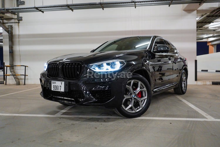 Schwarz 2020 BMW X4 with X4M Body Kit zur Miete in Dubai 6