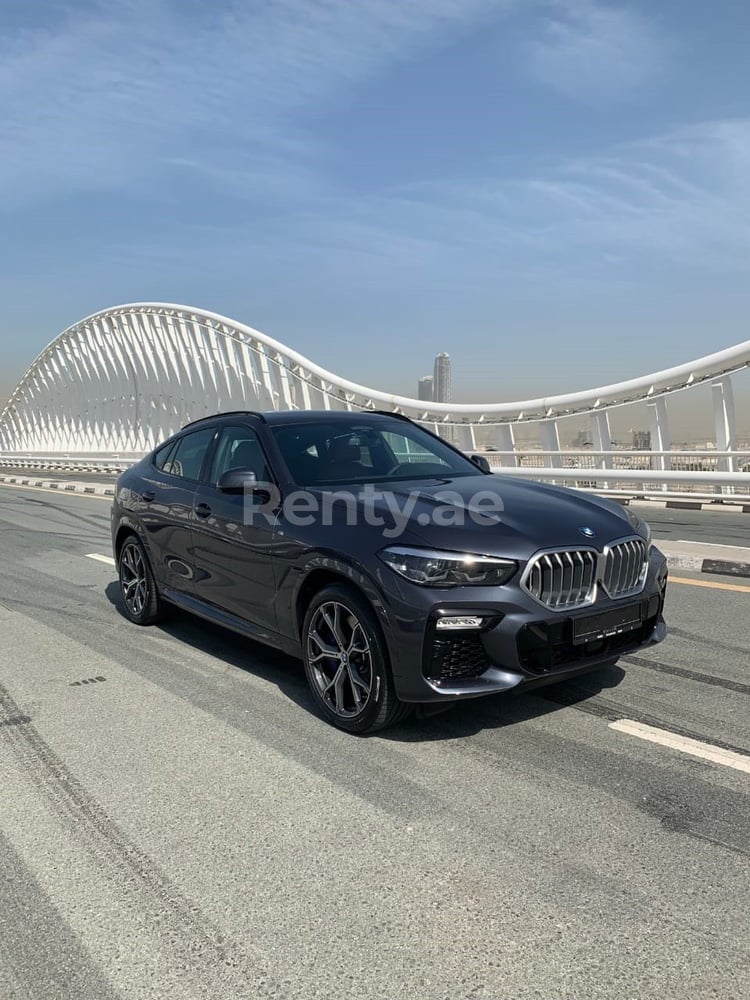 Noir BMW X6 en location à Abu-Dhabi 1