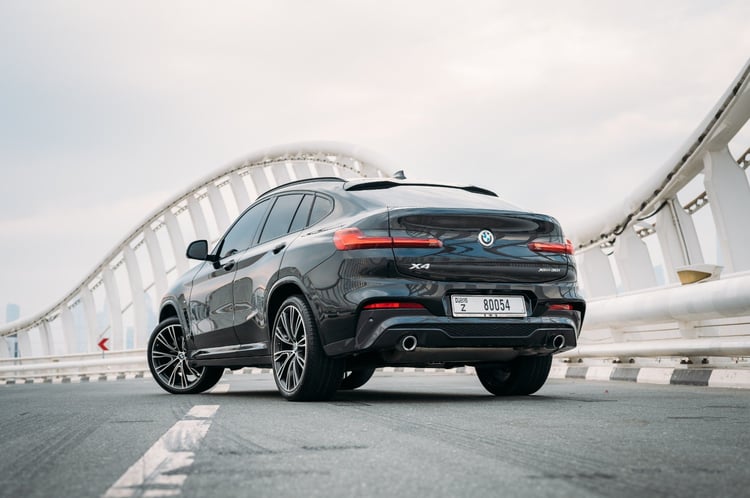 Schwarz BMW X4 zur Miete in Sharjah 1