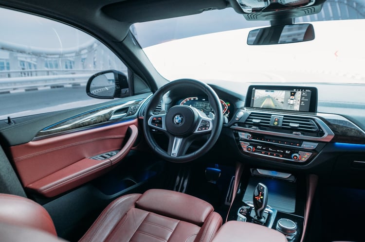 Черный BMW X4 в аренду в Шарджа 5