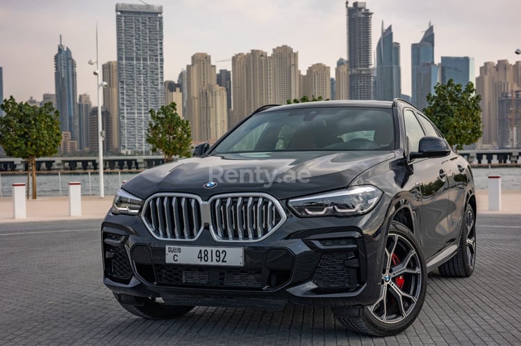 Negro BMW X6 en alquiler en Dubai 0