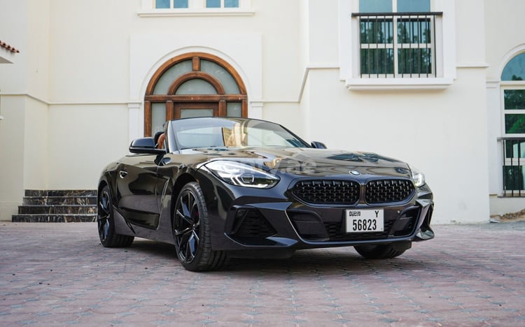 Negro BMW Z4 en alquiler en Sharjah