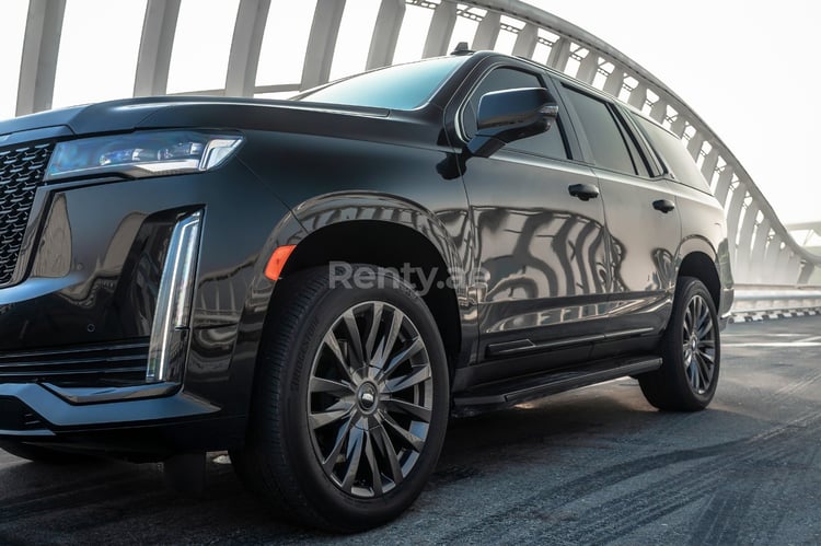 أسود Cadillac Escalade Black Edition للإيجار في أبو ظبي 0