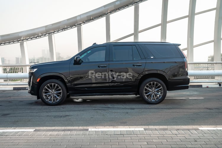 Negro Cadillac Escalade Black Edition en alquiler en Dubai 5