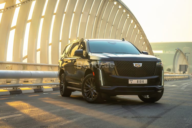 Noir Cadillac Escalade Black Edition en location à Dubai 6