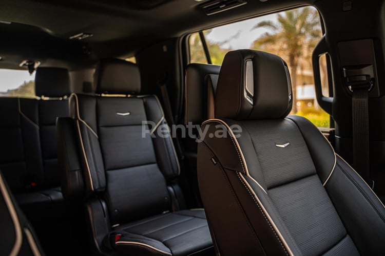 Negro Cadillac Escalade Platinum Fully Loaded en alquiler en Abu-Dhabi 3