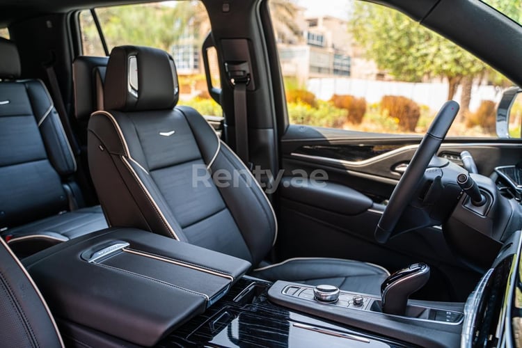 Negro Cadillac Escalade Platinum Fully Loaded en alquiler en Dubai 4