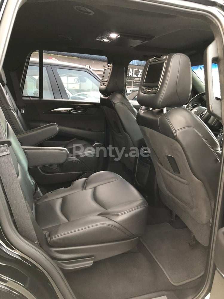 أسود Cadillac Escalade Platinum للإيجار في أبو ظبي 2