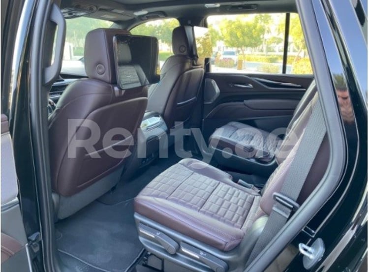 Schwarz Cadillac Escalade Platinum zur Miete in Abu-Dhabi 3