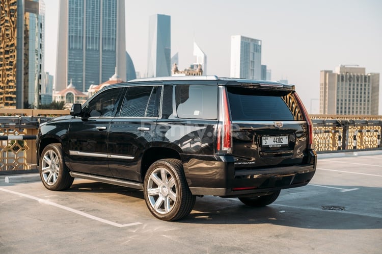 在迪拜租赁黑色 Cadillac Escalade Sport 1