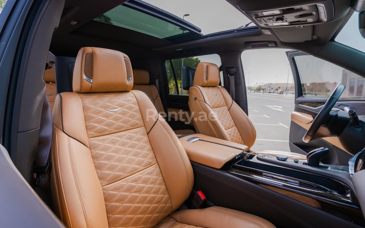 أسود Cadillac Escalade XL للإيجار في دبي 4