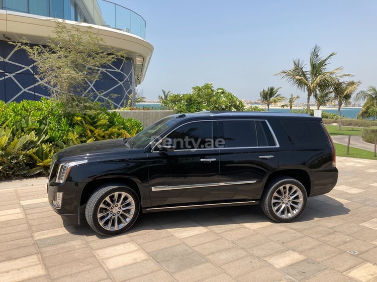 أسود Cadillac Escalade للإيجار في أبو ظبي 3