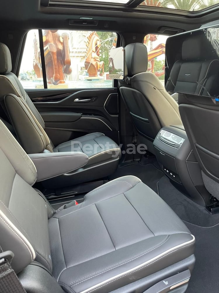 أسود Cadillac Escalade Platinum S للإيجار في أبو ظبي 2