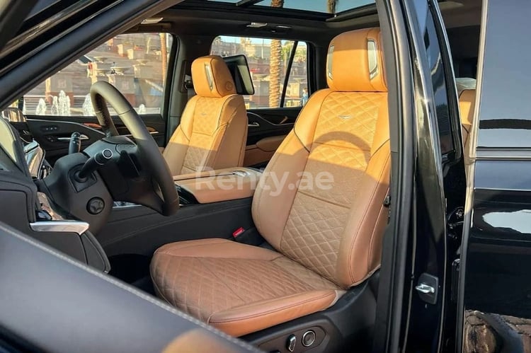 Schwarz Cadillac Escalade zur Miete in Dubai 4