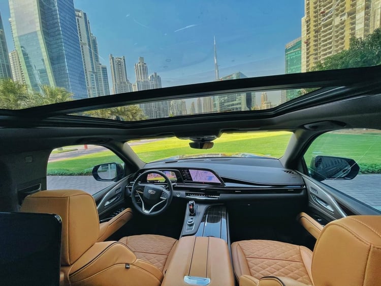 Schwarz Cadillac Escalade zur Miete in Dubai 4