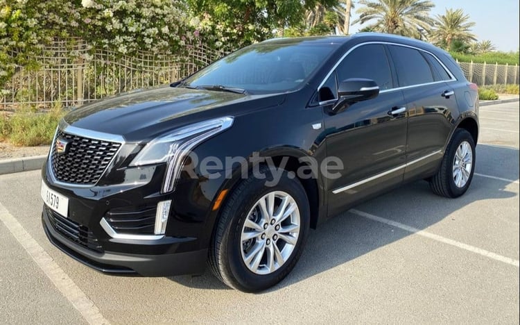 Noir ZZZ Cadillac XT5 en location à Abu-Dhabi