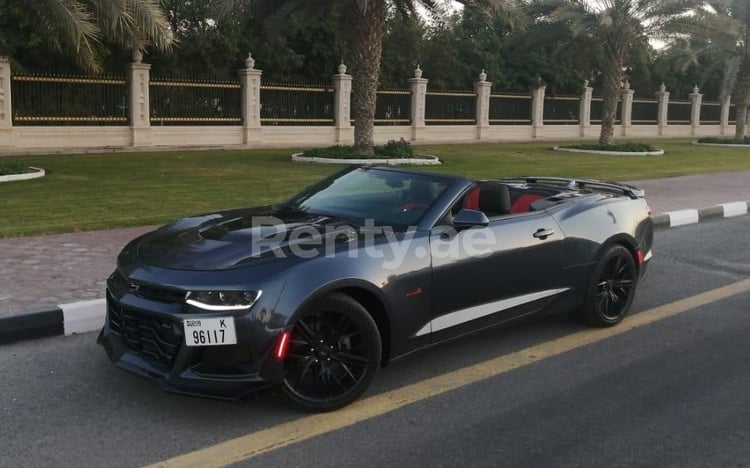 Negro Chevrolet Camaro en alquiler en Dubai