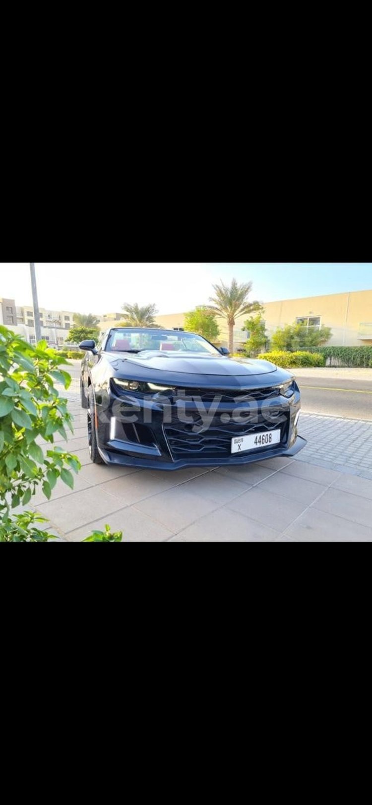 Negro Chevrolet Camaro cabrio en alquiler en Abu-Dhabi 2