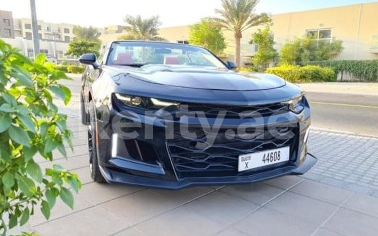 Negro Chevrolet Camaro cabrio en alquiler en Sharjah