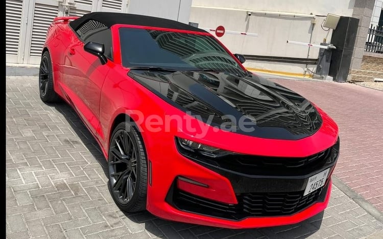 rojo Chevrolet Camaro convertible en alquiler en Sharjah