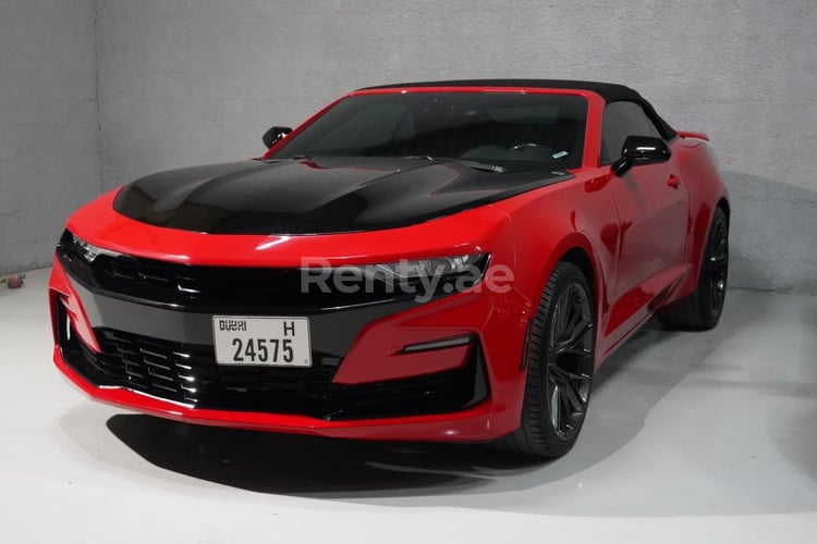 أحمر Chevrolet Camaro convertible للإيجار في أبو ظبي 1