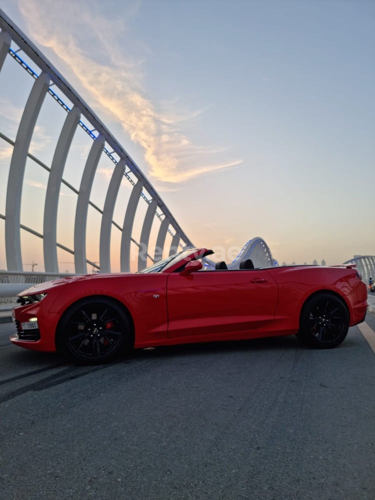 Rouge Chevrolet Camaro V8 cabrio en location à Dubai 0