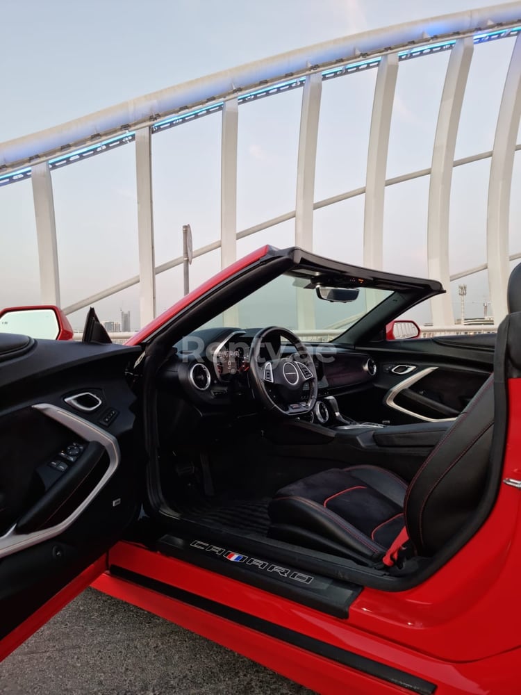 أحمر Chevrolet Camaro V8 cabrio للإيجار في أبو ظبي 3