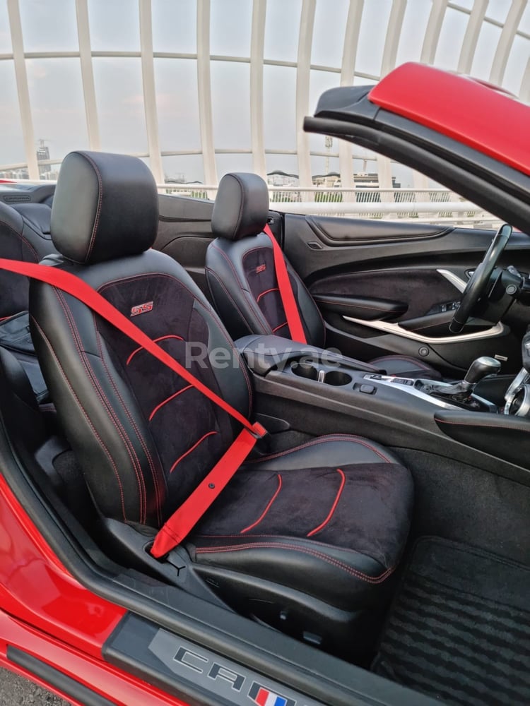 Rosso Chevrolet Camaro V8 cabrio in affitto a Dubai 4