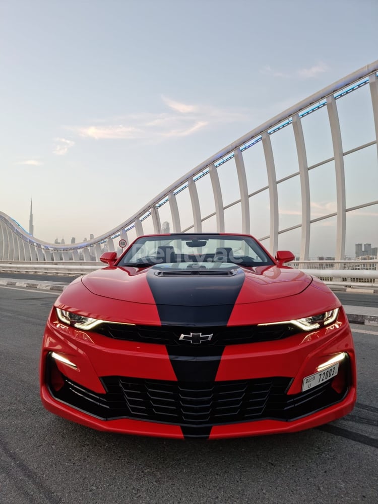 Rouge Chevrolet Camaro V8 cabrio en location à Sharjah 5