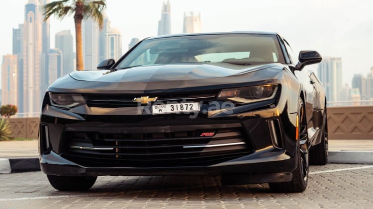 Negro Chevrolet Camaro en alquiler en Abu-Dhabi 2