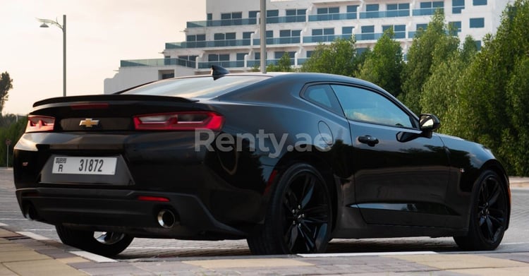 Negro Chevrolet Camaro en alquiler en Abu-Dhabi 4