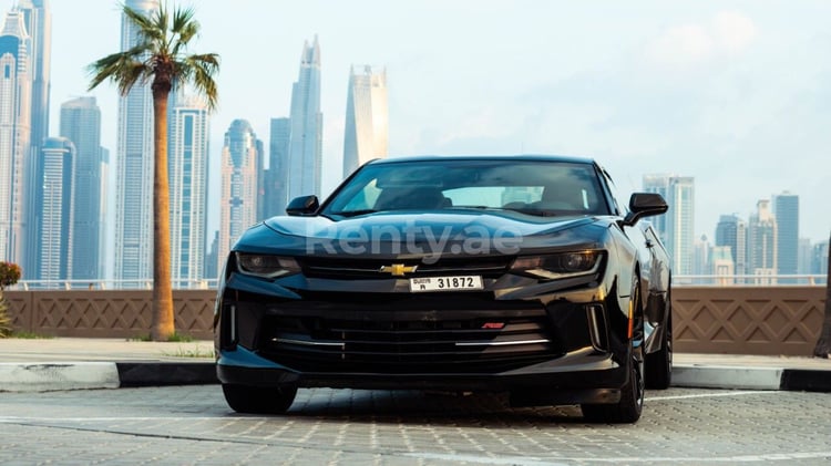 Schwarz Chevrolet Camaro zur Miete in Sharjah 5