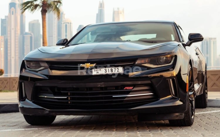 Schwarz Chevrolet Camaro zur Miete in Sharjah