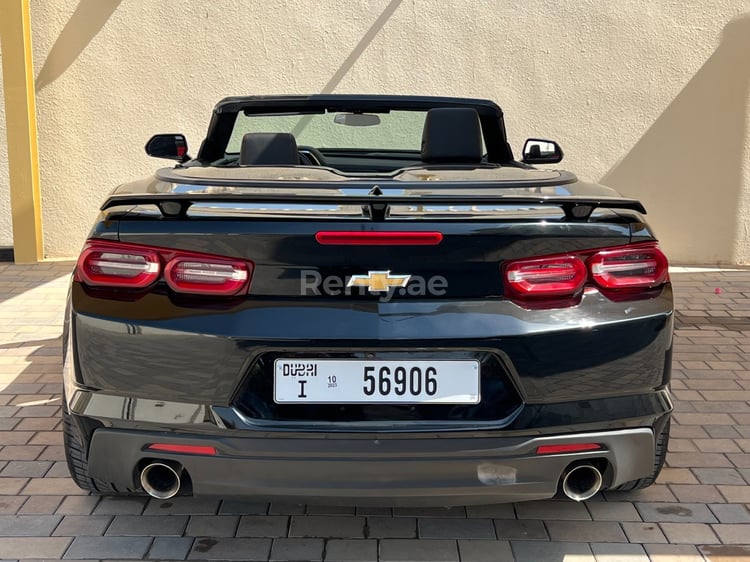 Negro Chevrolet Camaro en alquiler en Abu-Dhabi 6