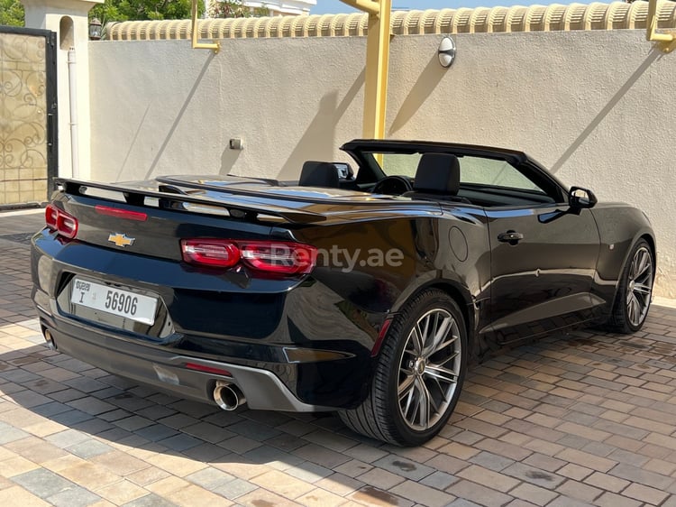 Negro Chevrolet Camaro en alquiler en Abu-Dhabi 8